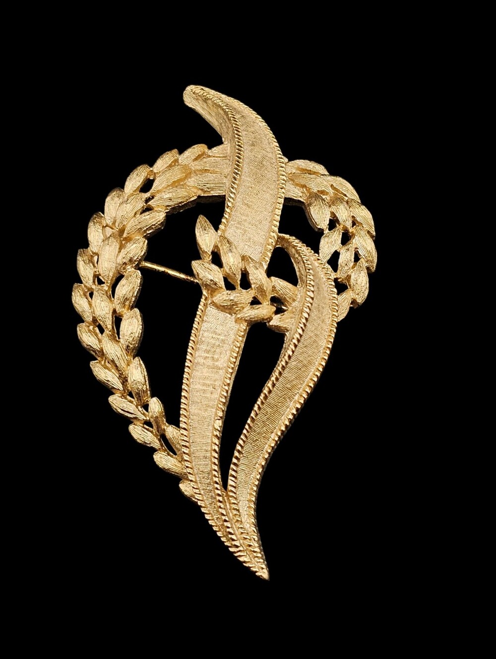 ​Vtg Trifari Gold Tone Wreath Leaf Ribbon Brooch Pin Costume Jewelry Texture Gem